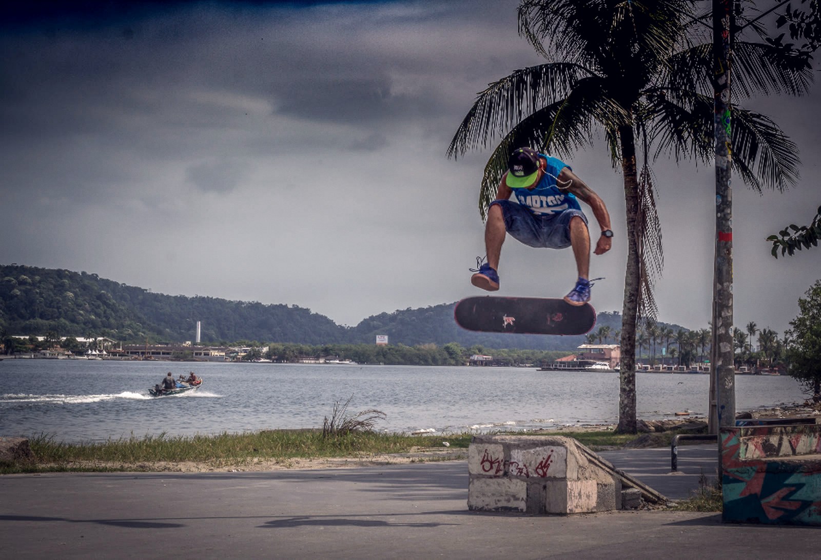 Skateur en plein ollie, planche à plat sous les pieds, pendant une session best trick