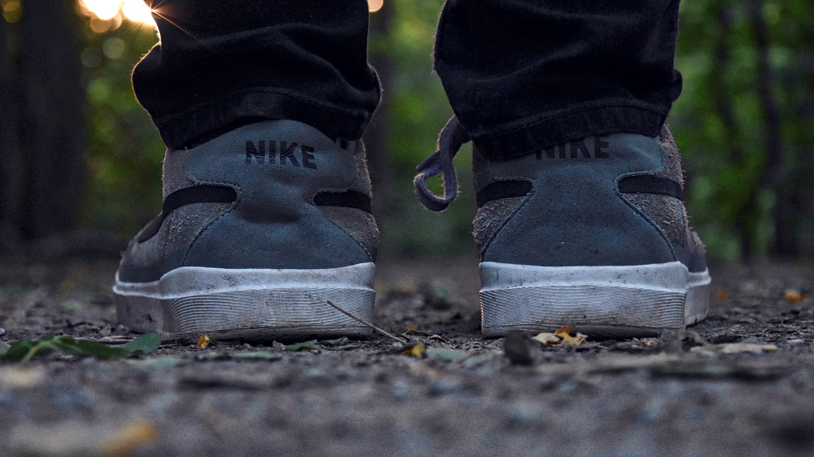 Gros plan en contre-plongée sur une paire de chaussures de skate à semelle plate usée