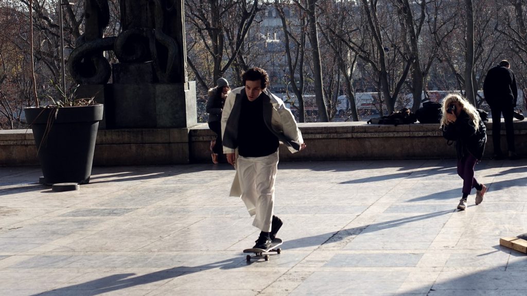 Descendre un trottoir en skate : il y a 2 cm dans chaque rue qui changent tout
