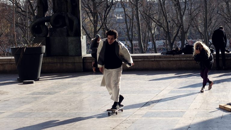 Descendre un trottoir en skate : il y a 2 cm dans chaque rue qui changent tout