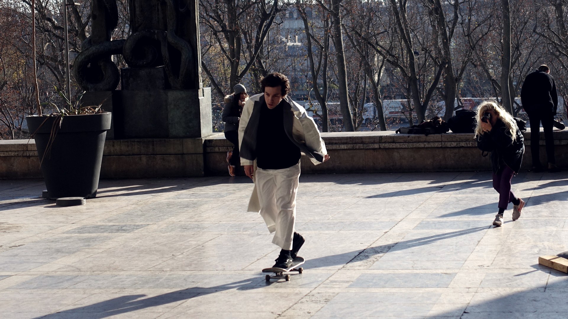 Descendre un trottoir en skate : il y a 2 cm dans chaque rue qui changent tout