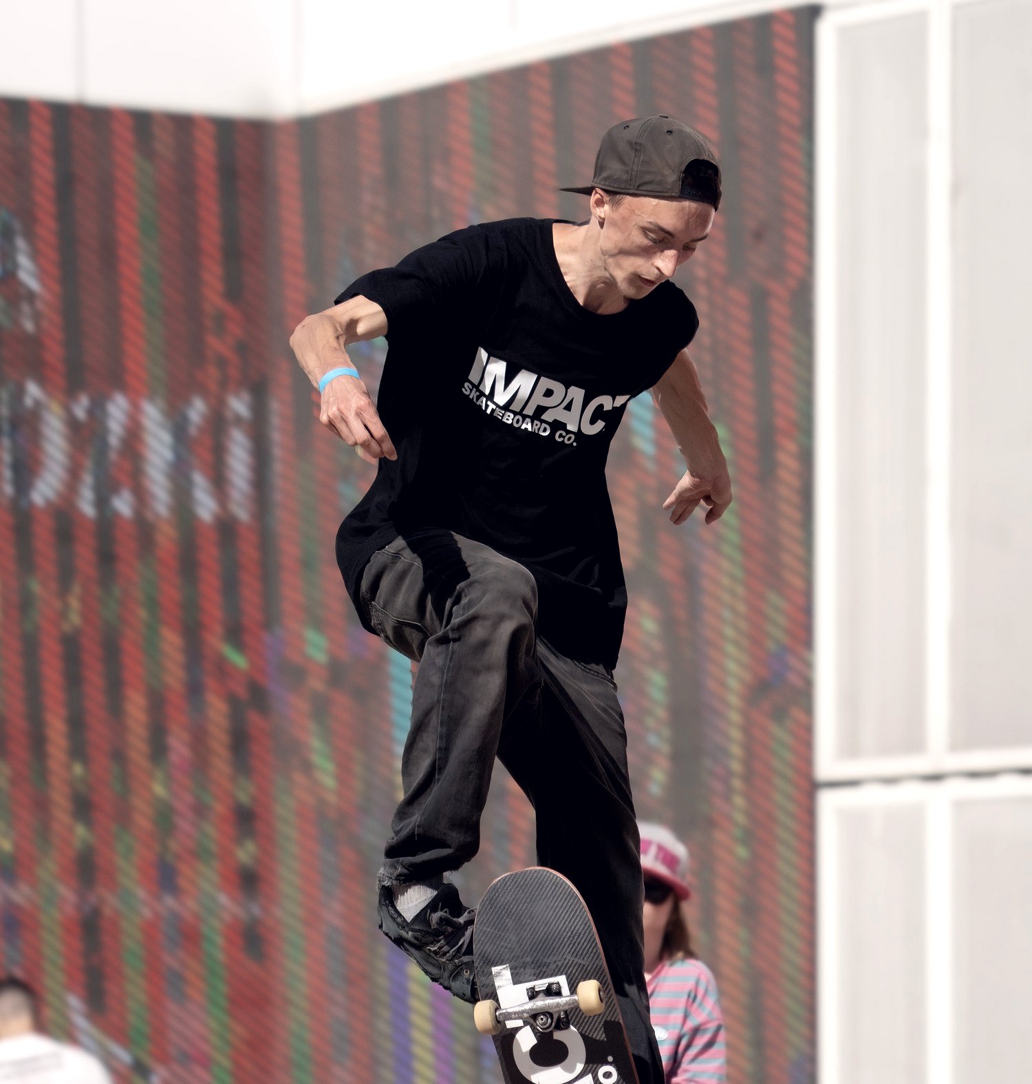 Skateur qui franchit le bord d'un trottoir en béton, planche collée sous les pieds