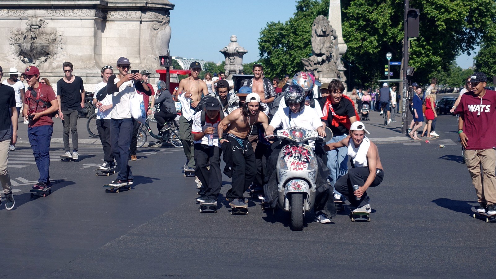 Groupe de skateurs roulant sur la chaussée à Paris près du pont Alexandre III