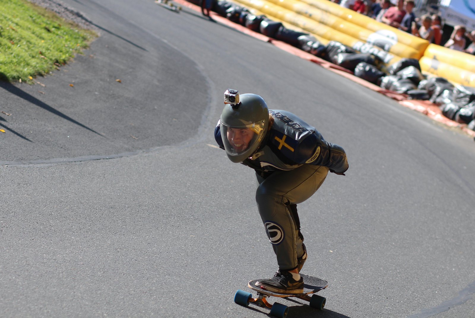 Rider en combinaison et casque intégral lancé en descente : même là, les roulements restent loin des 20 000 tours par minute de l’ABEC 9