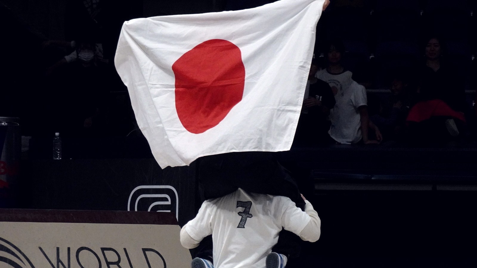 Drapeau japonais brandi sur le podium d'une finale de skate street