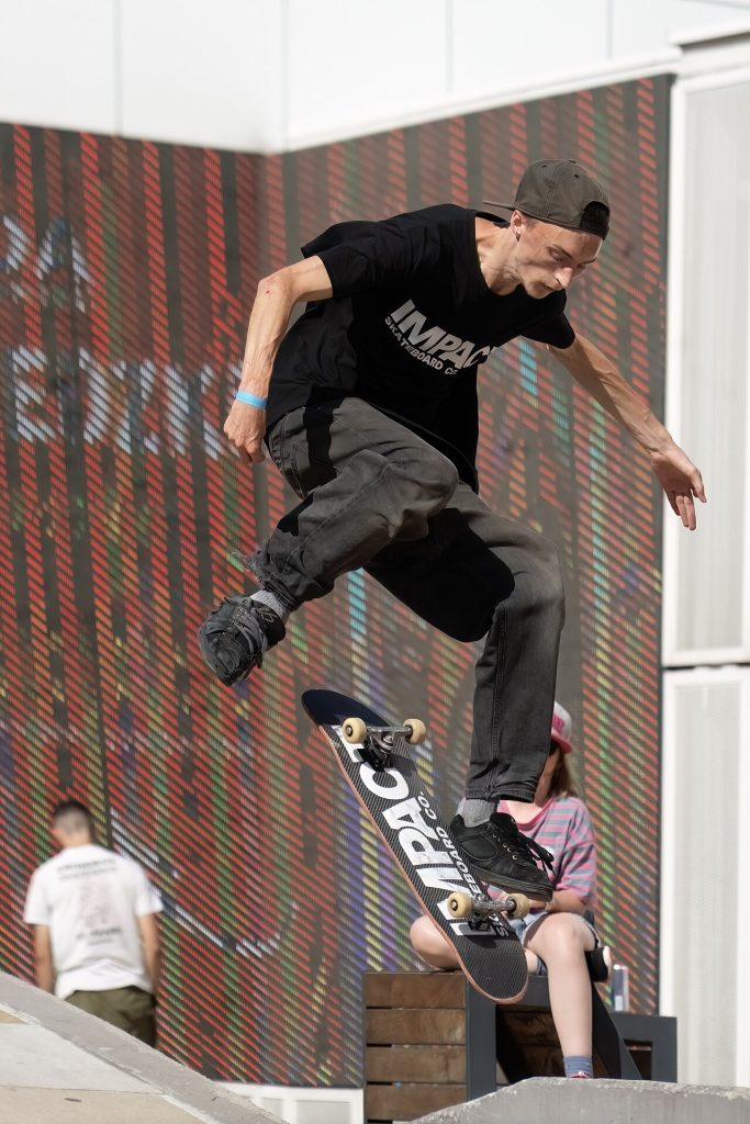 Flip trick en plein vol, la planche en rotation sous les pieds : le geste qu'on repete mille fois sur du plat avant d'oser les vingt marches El Toro