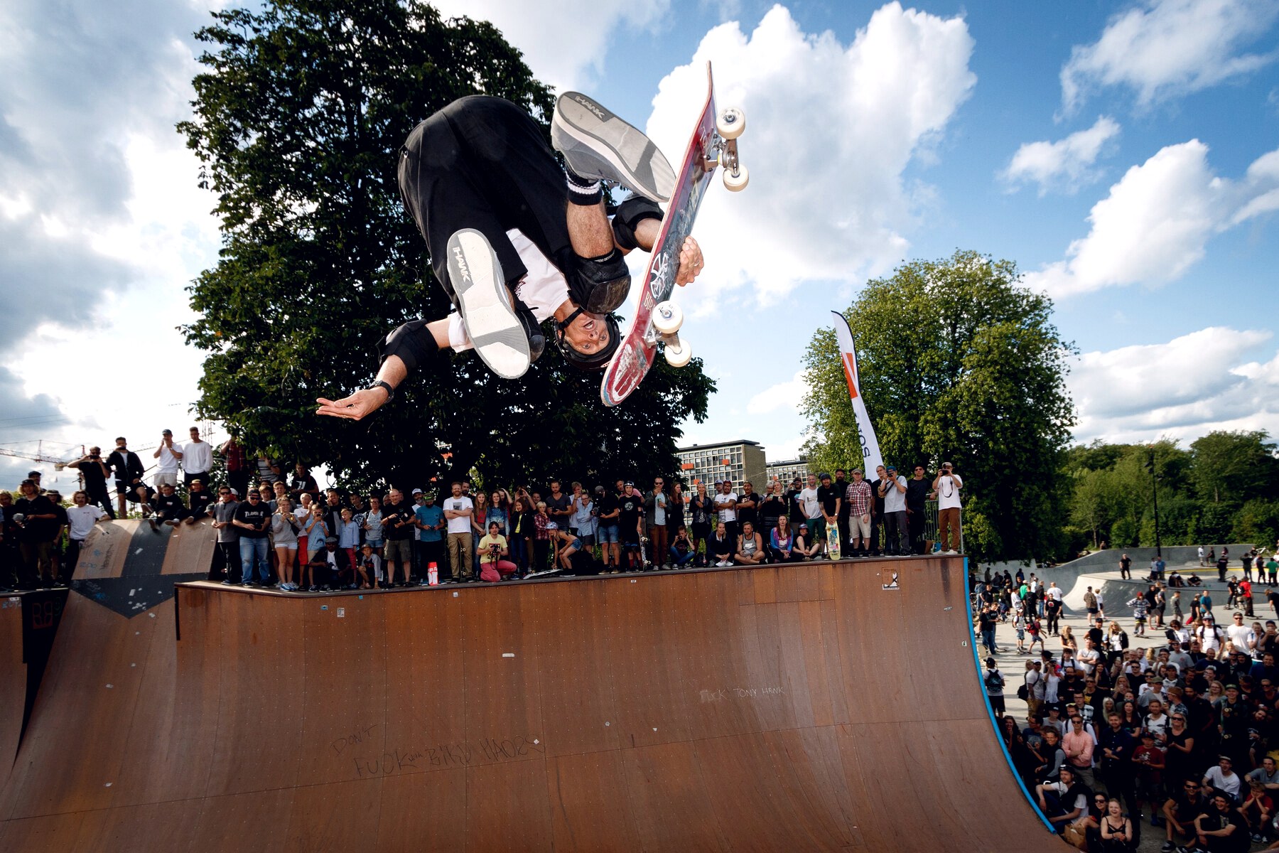 Skatepark de Fælledparken à Copenhague : 4 500 m² de béton, session sur la rampe devant un public massé