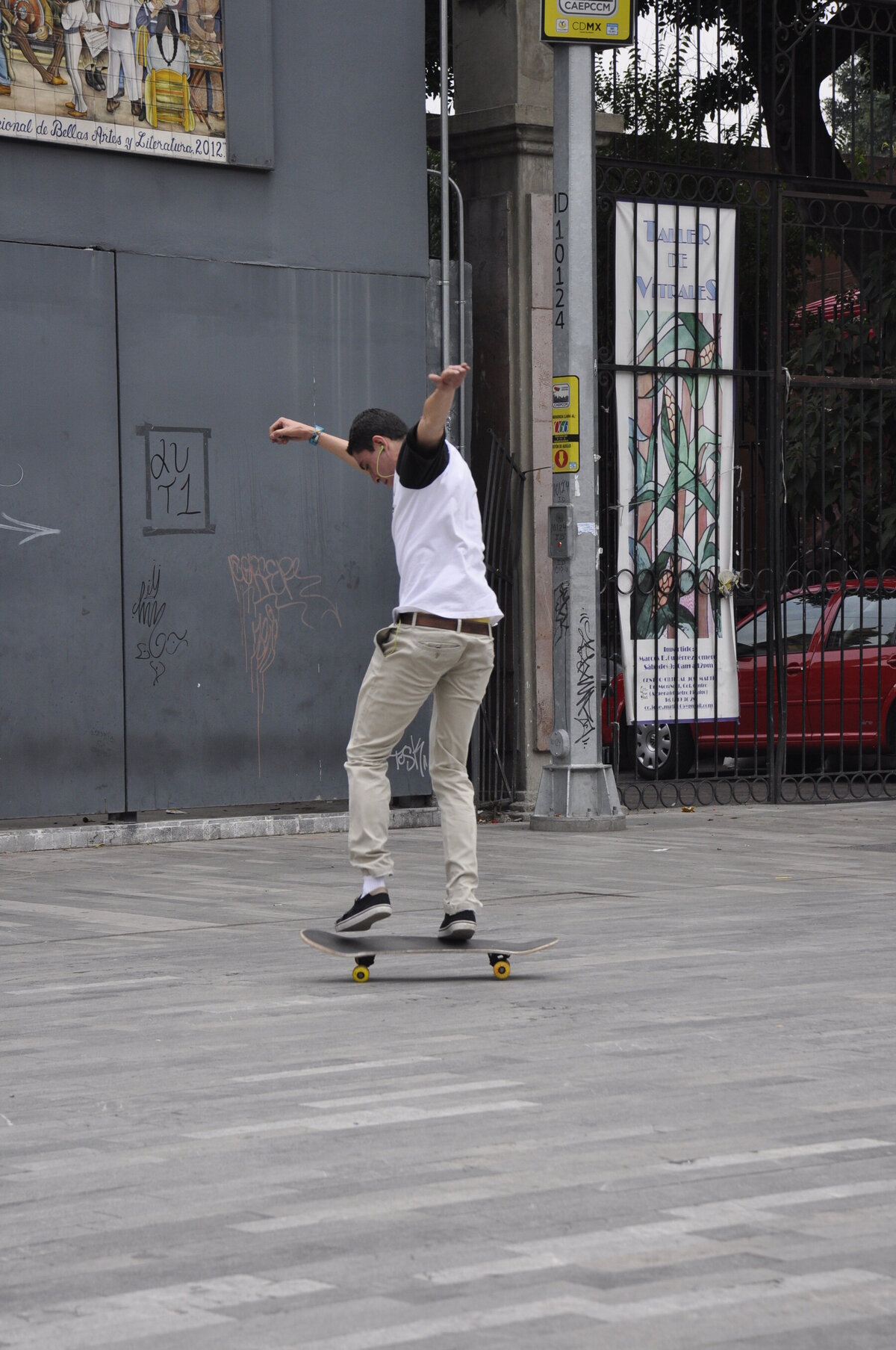 Réception d'un fakie bigspin : les deux pieds sur les vis après les 360° de la planche et les 180° du corps