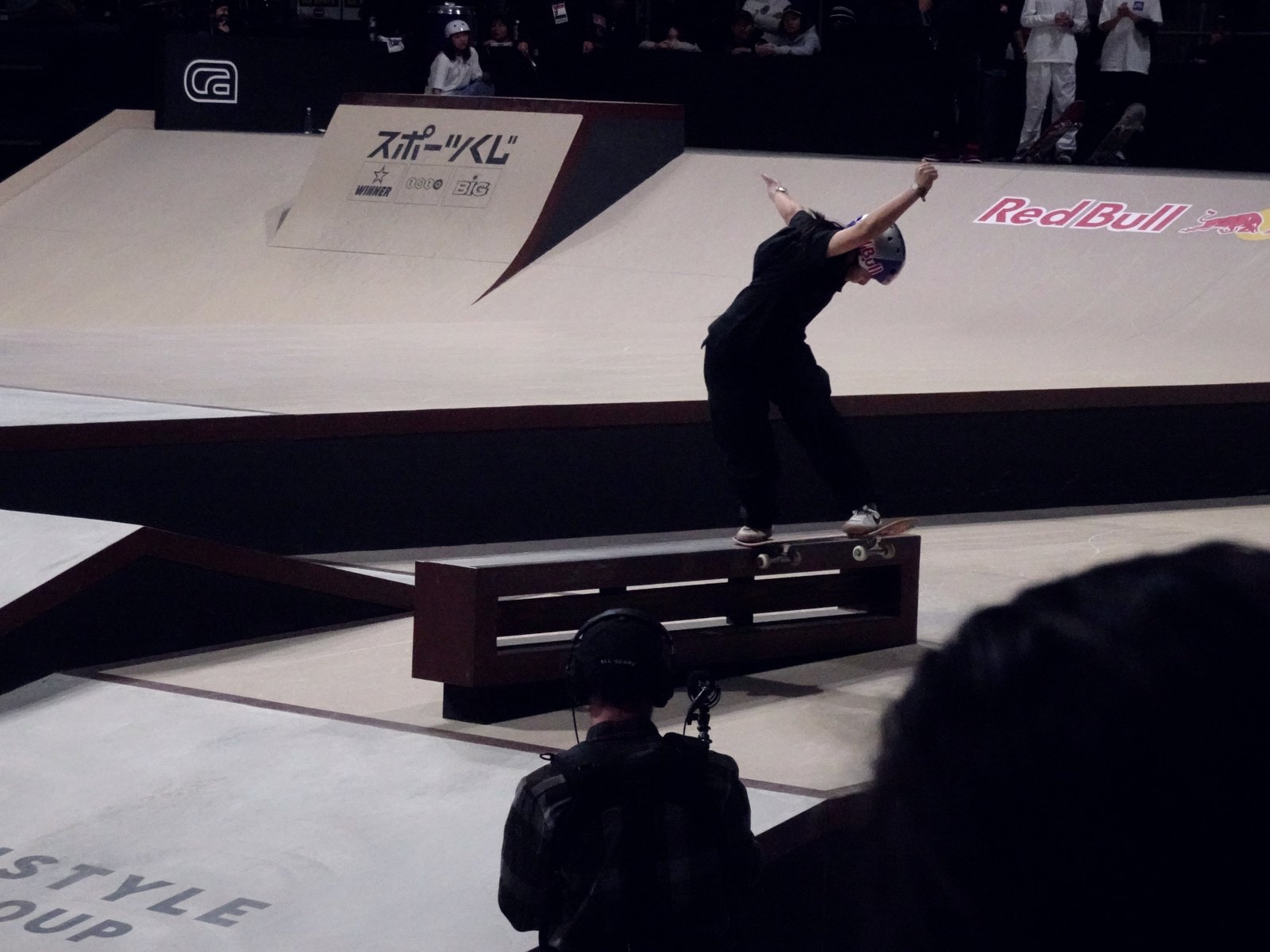 Finale femmes en contest street : une rideuse verrouille un slide sur le ledge devant le public