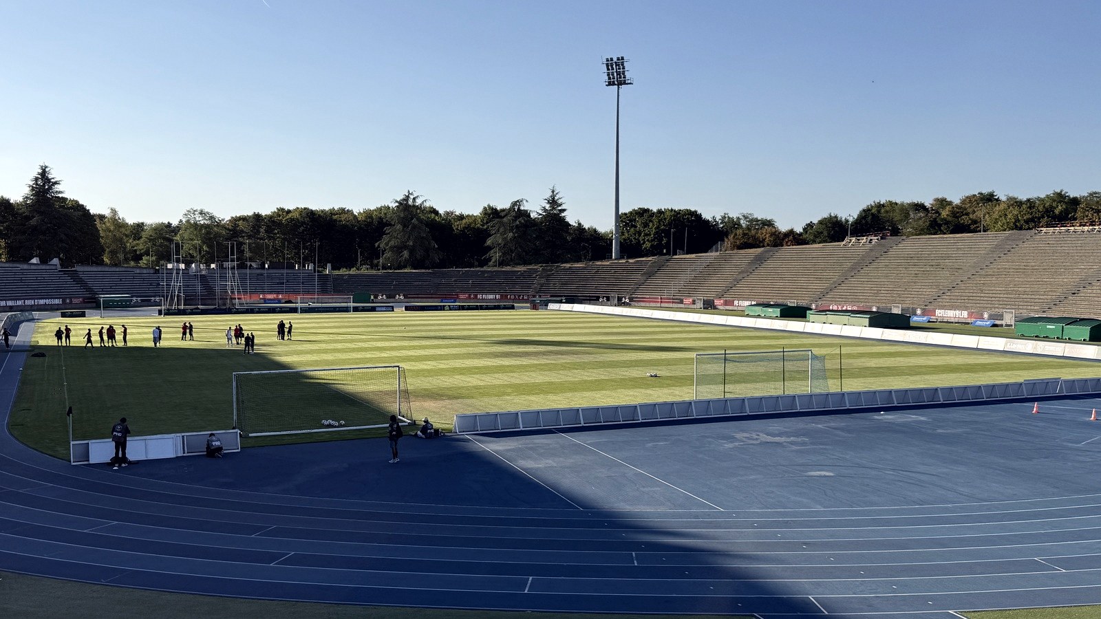 L'Essonne Stadium de Bondoufle, piste d'athlétisme et tribunes, six semaines avant le FISE Essonne 2026