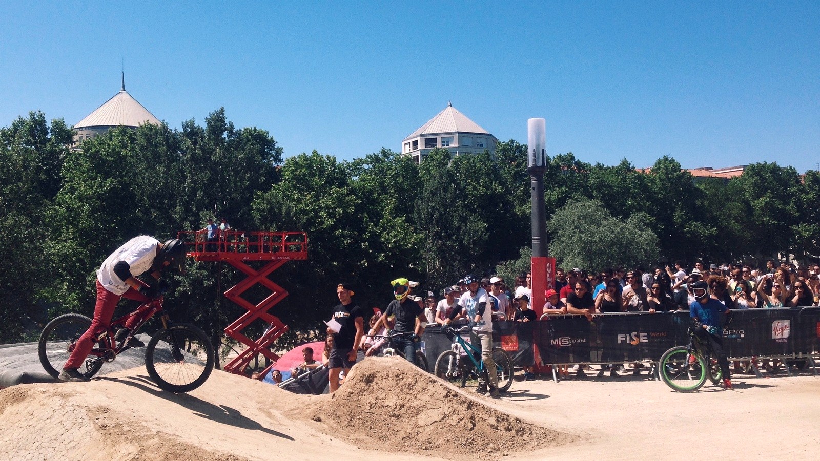 Public massé derrière les barrières FISE pendant une session sur une étape française