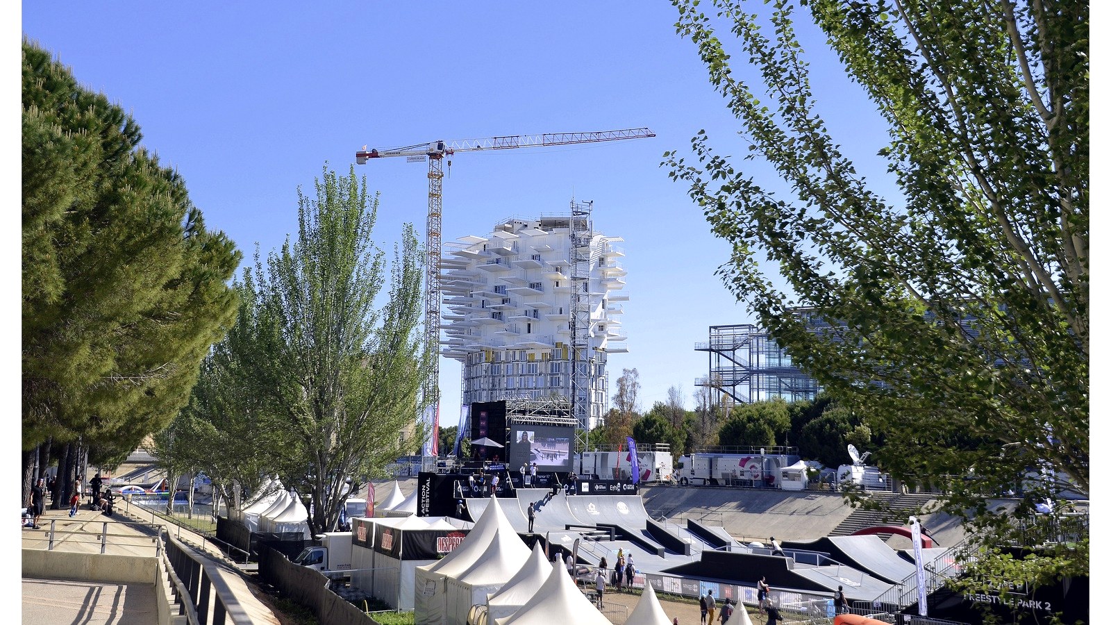 Vue du site d'une étape FISE avec plusieurs parks de freestyle installés en parallèle