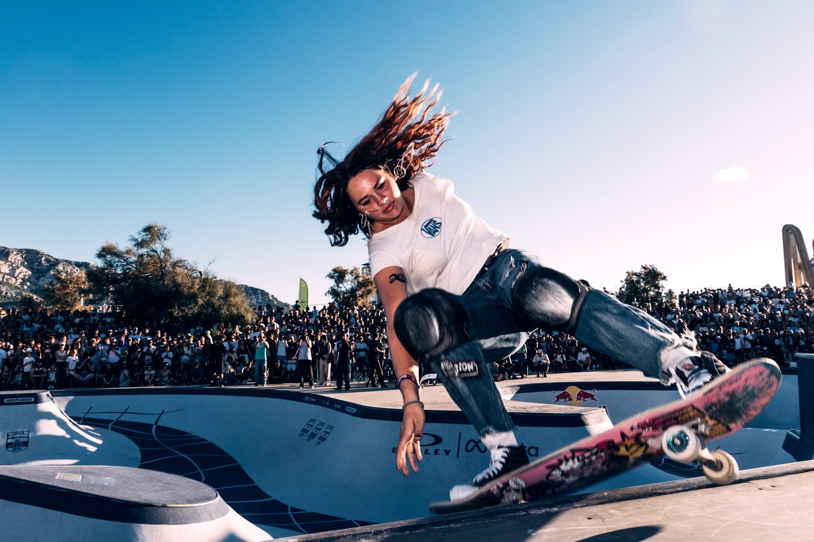 Skateuse en action sur le coping devant la foule lors d'un contest français en 2026