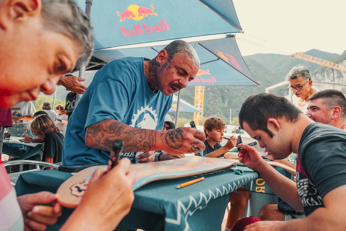 Nino Pasquarella et les participants de l'atelier inclusif de customisation de planches au Garda Rookie Fest 2026