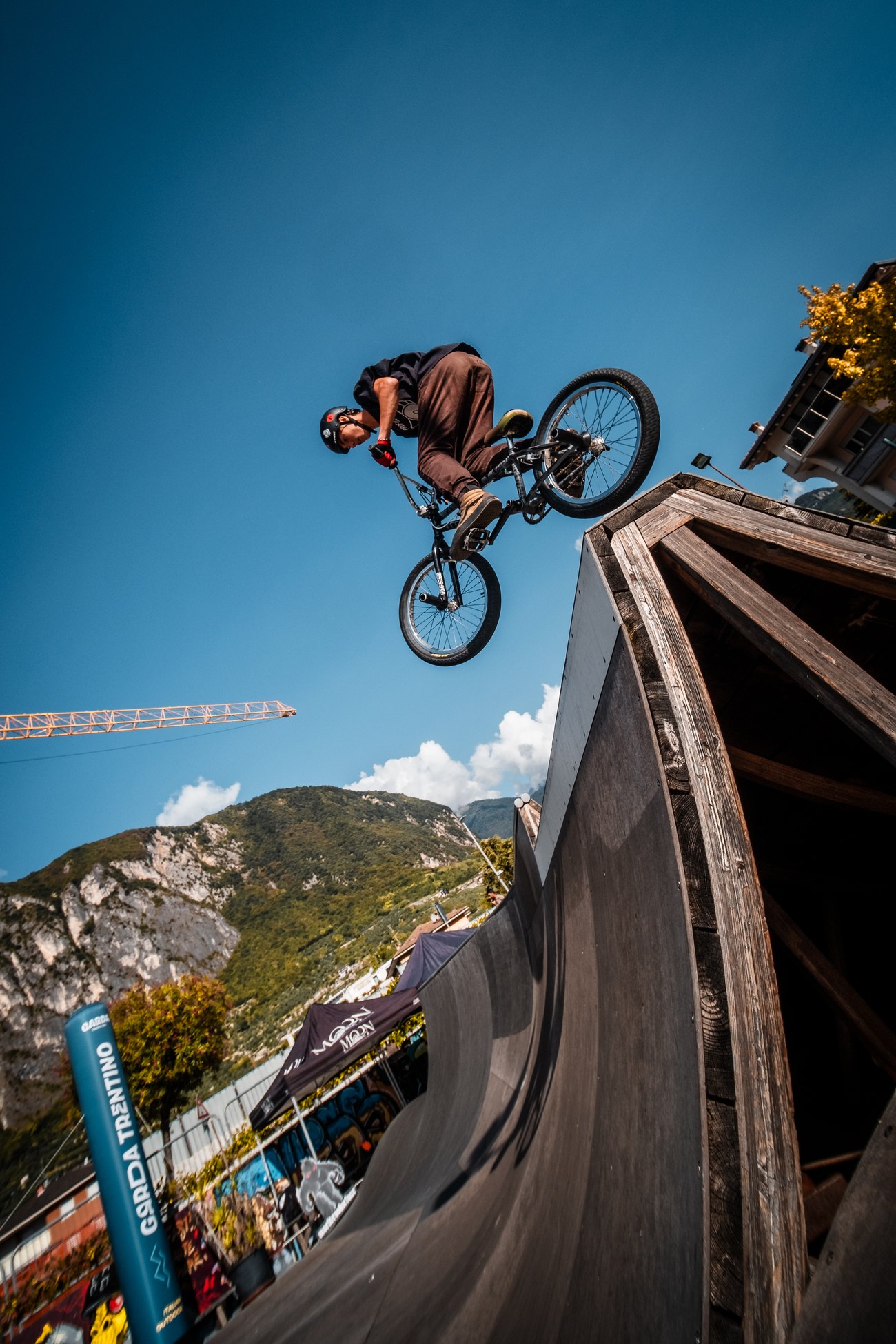Rider BMX au-dessus du coping de la rampe du Go Fast Skatepark pendant le Big Air du Garda Rookie Fest 2026