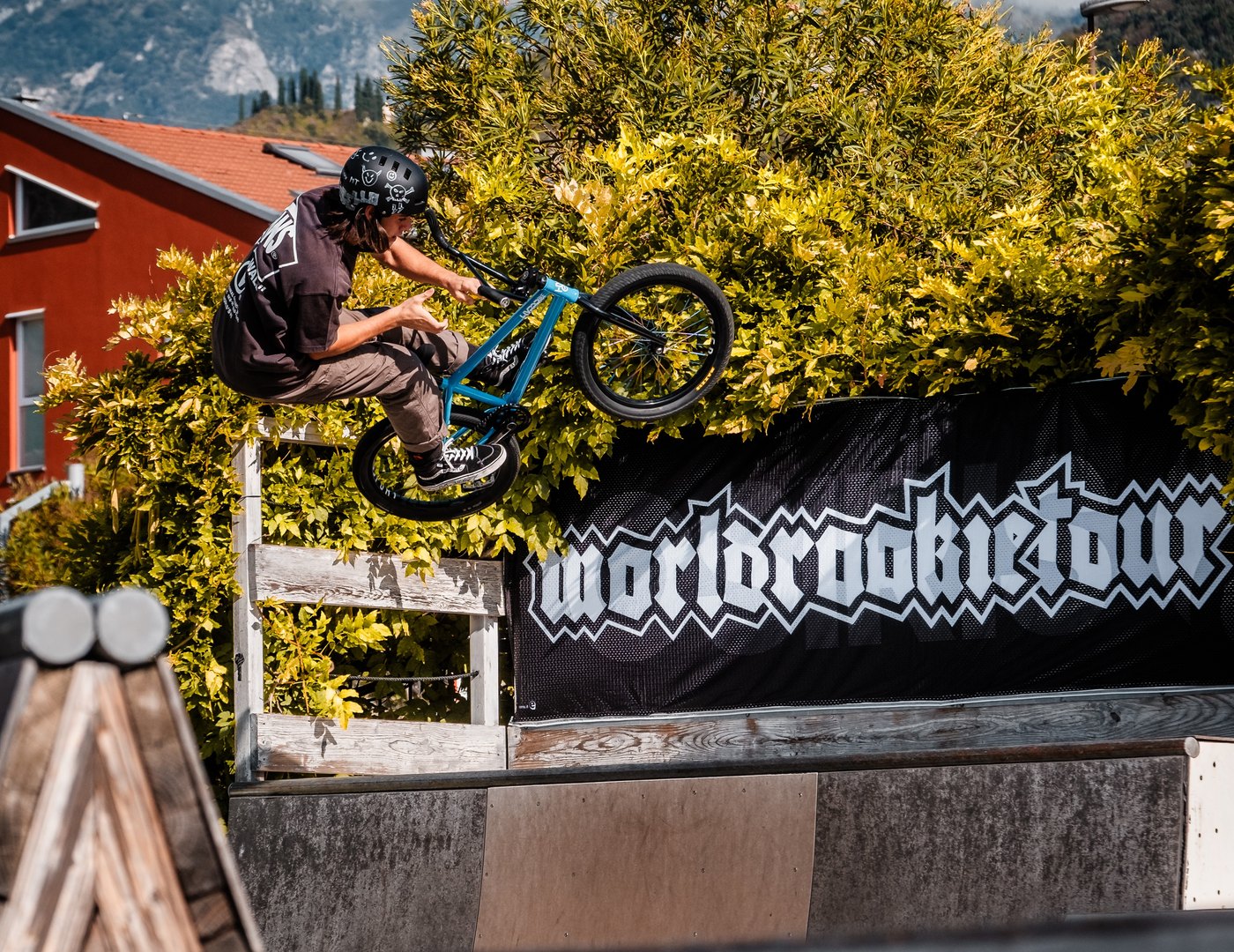 Rider BMX en l'air au-dessus de la bannière World Rookie Tour lors du premier contest BMX du circuit à Riva del Garda