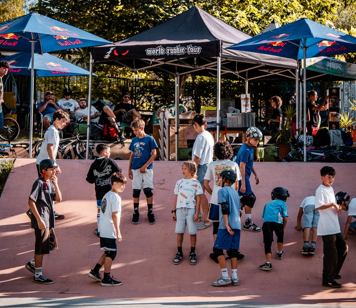 Groms attendant leur run de 45 secondes sous la tente World Rookie Tour au Garda Rookie Fest 2026