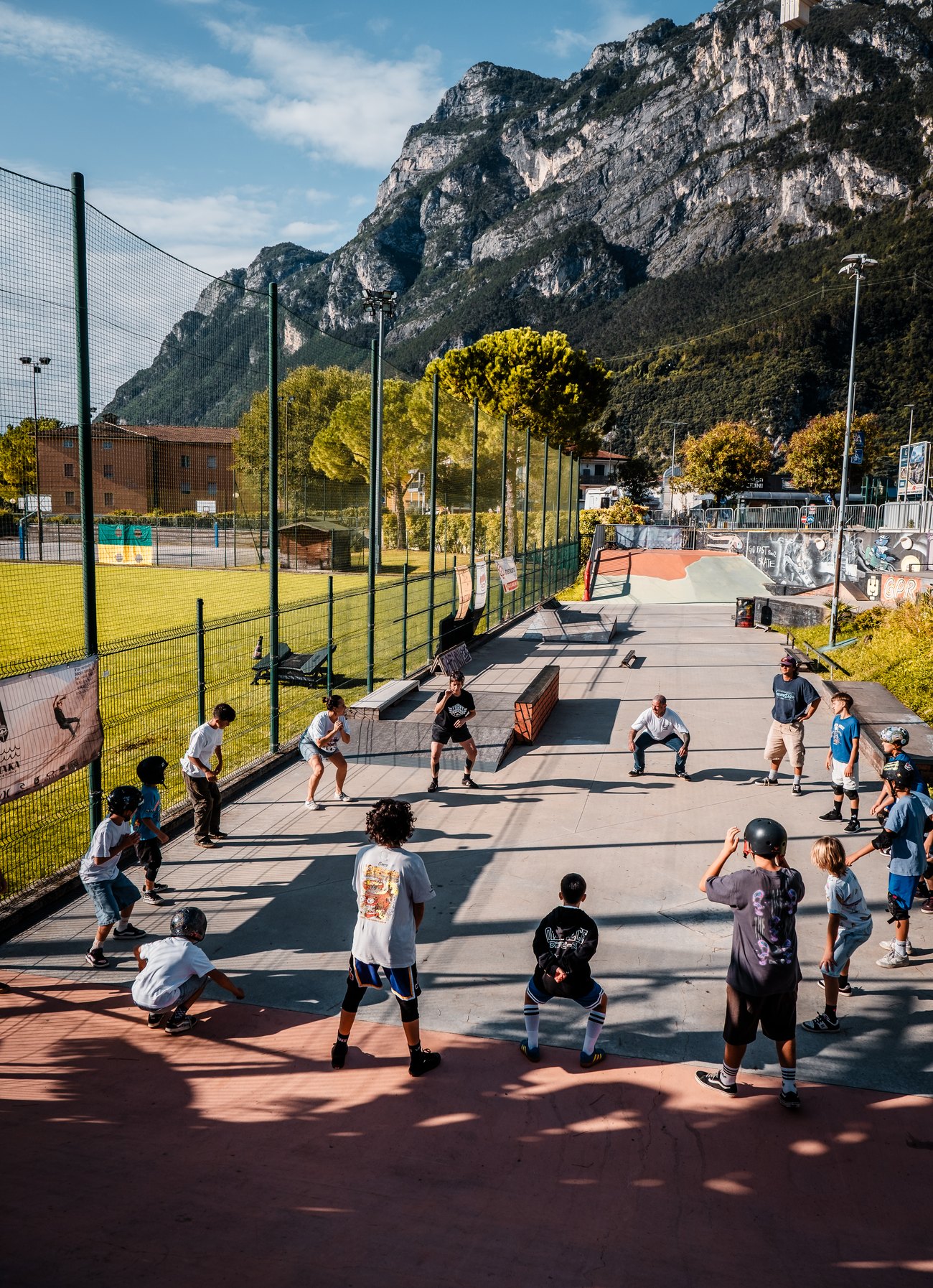 Session de skate au Go Fast Skatepark de Riva del Garda pendant le Garda Rookie Fest 2026, falaise du lac de Garde en arrière-plan