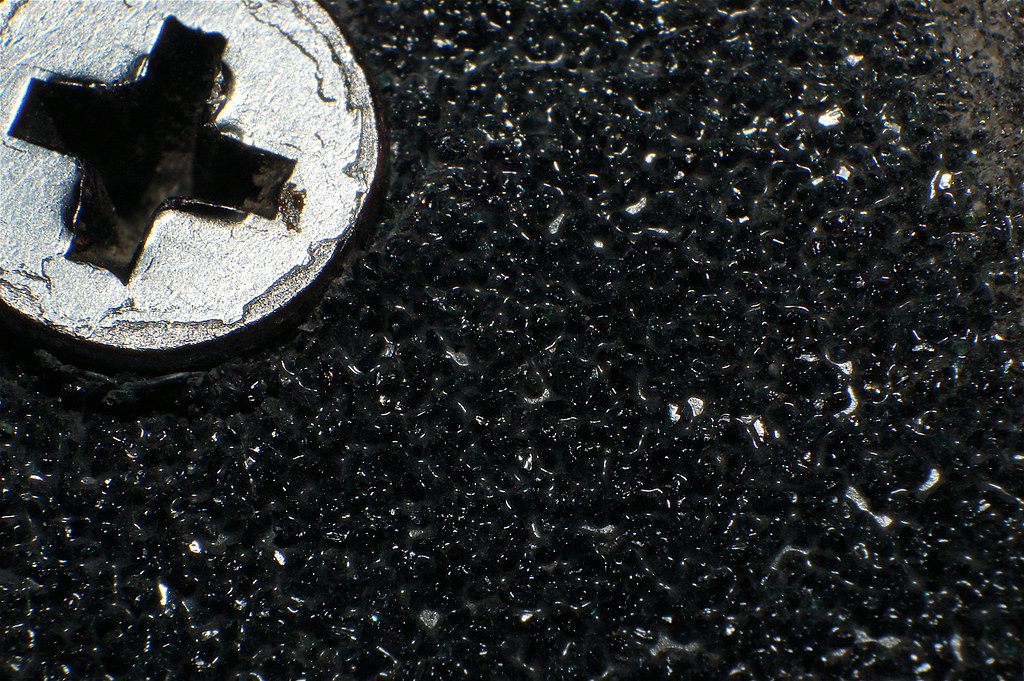 Tête de vis de truck qui traverse le grip tape par un trou percé proprement