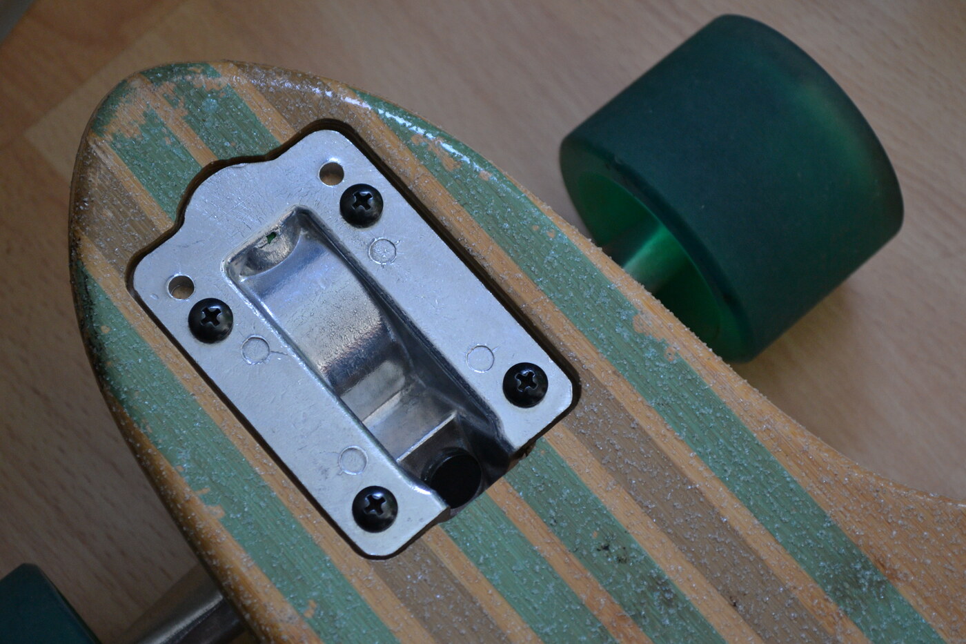 Grip transparent Globe collé sur un deck en bambou, découpé net autour de la platine du truck