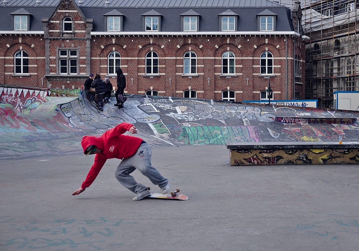 Skateur au sol après un essai raté, planche partie sur le côté — les heures qu&rsquo;il faut pour rentrer un heelflip