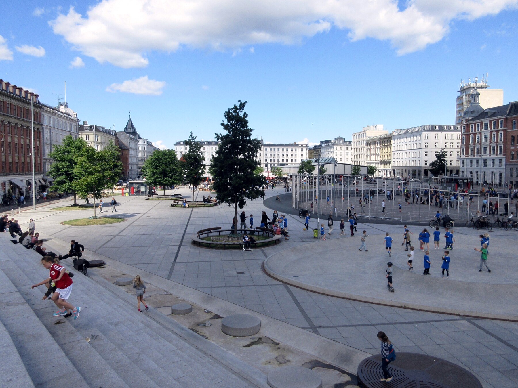 Israels Plads à Copenhague : plateforme de béton surélevée, marches larges et bords nets en plein centre-ville