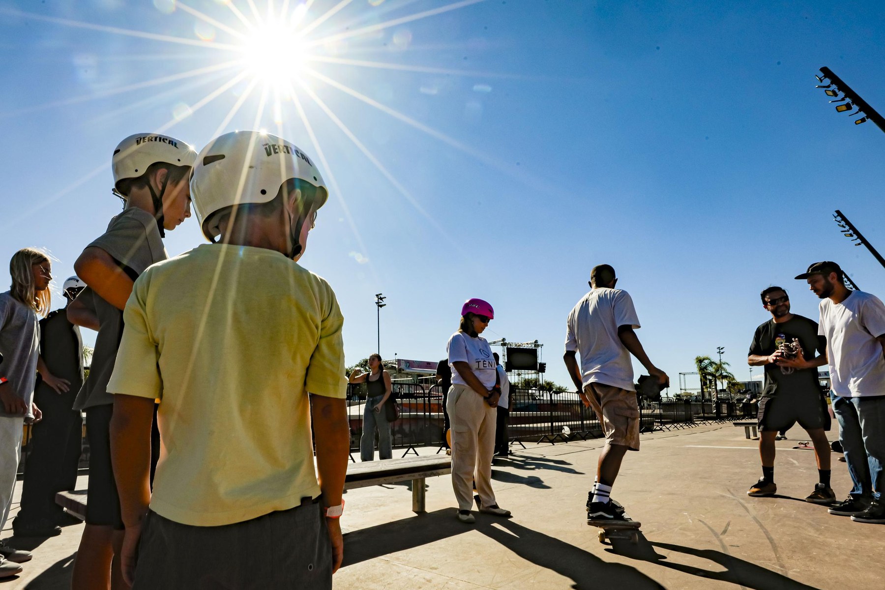 Jeunes skateurs casqués au bord de la piste d'un contest de skate au Brésil