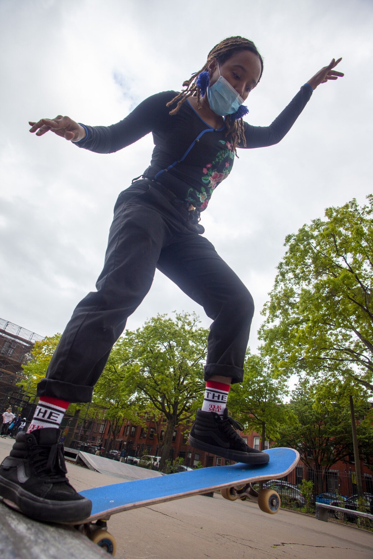 Kava Vasquez en nose stall sur sa planche au grip bleu, Washington Skatepark à Brooklyn en 2021