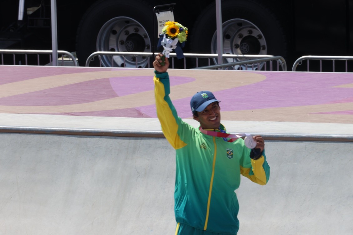 Kelvin Hoefler brandit sa médaille d'argent olympique de Tokyo 2021