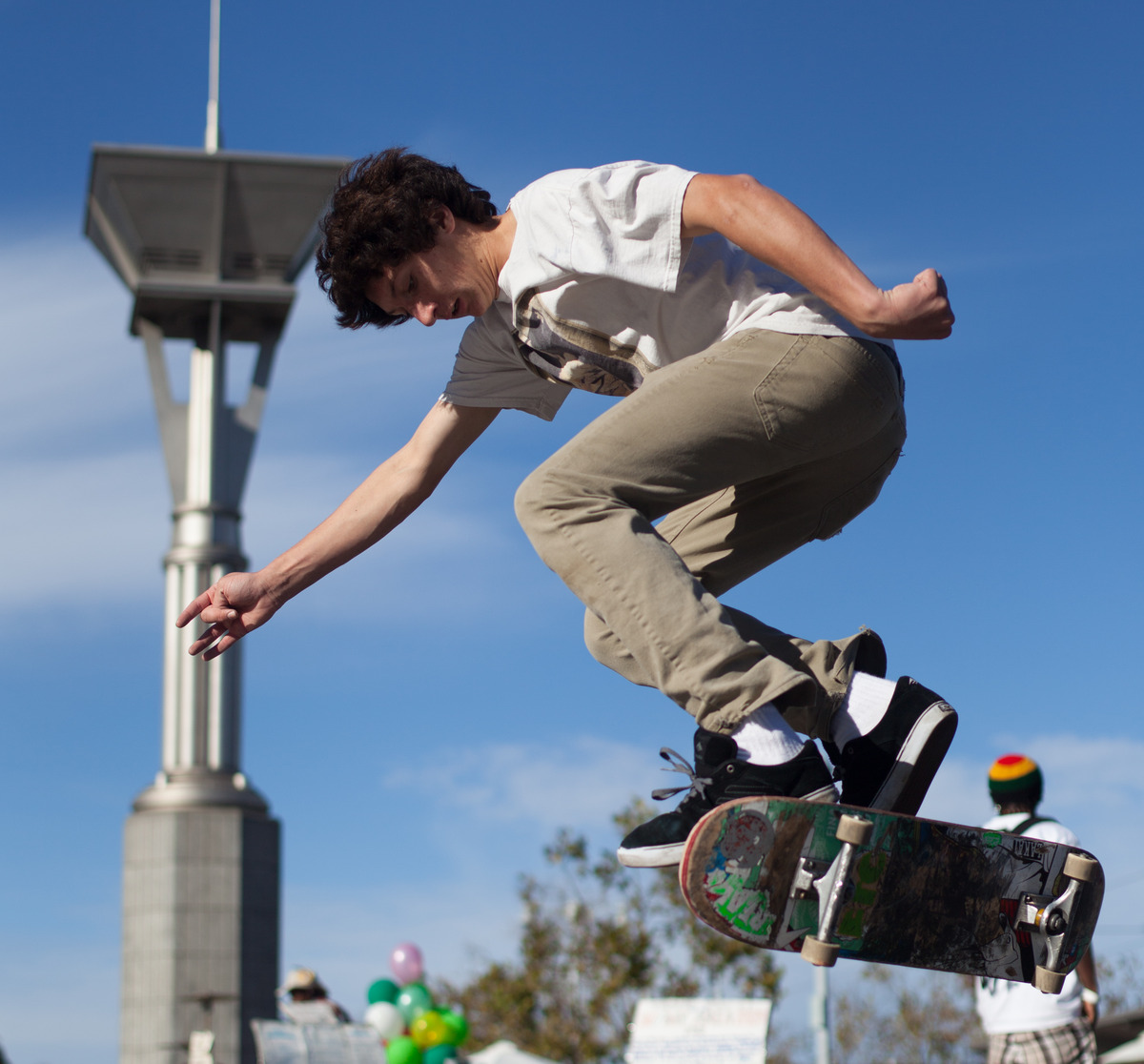 Kickflip en plein vol : la pointe des chaussures frotte le grip, c’est là qu’une double couche double la durée de vie