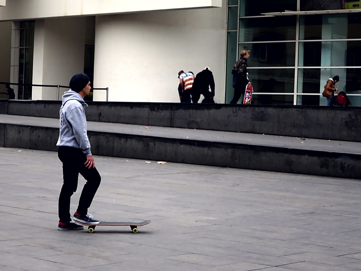 King of Macba : skateurs sur la dalle du MACBA à Barcelone, devant la façade vitrée du musée