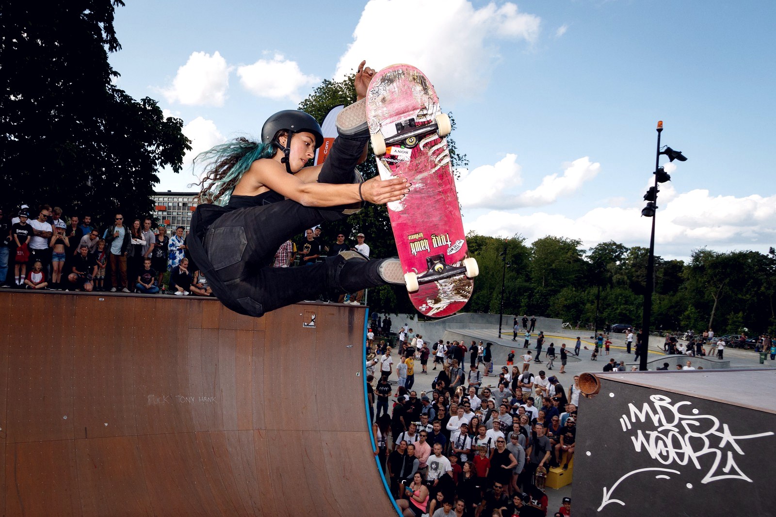 Lizzie Armanto en air au-dessus du coping sur une rampe, terrain bowl et transition qu'elle a choisi