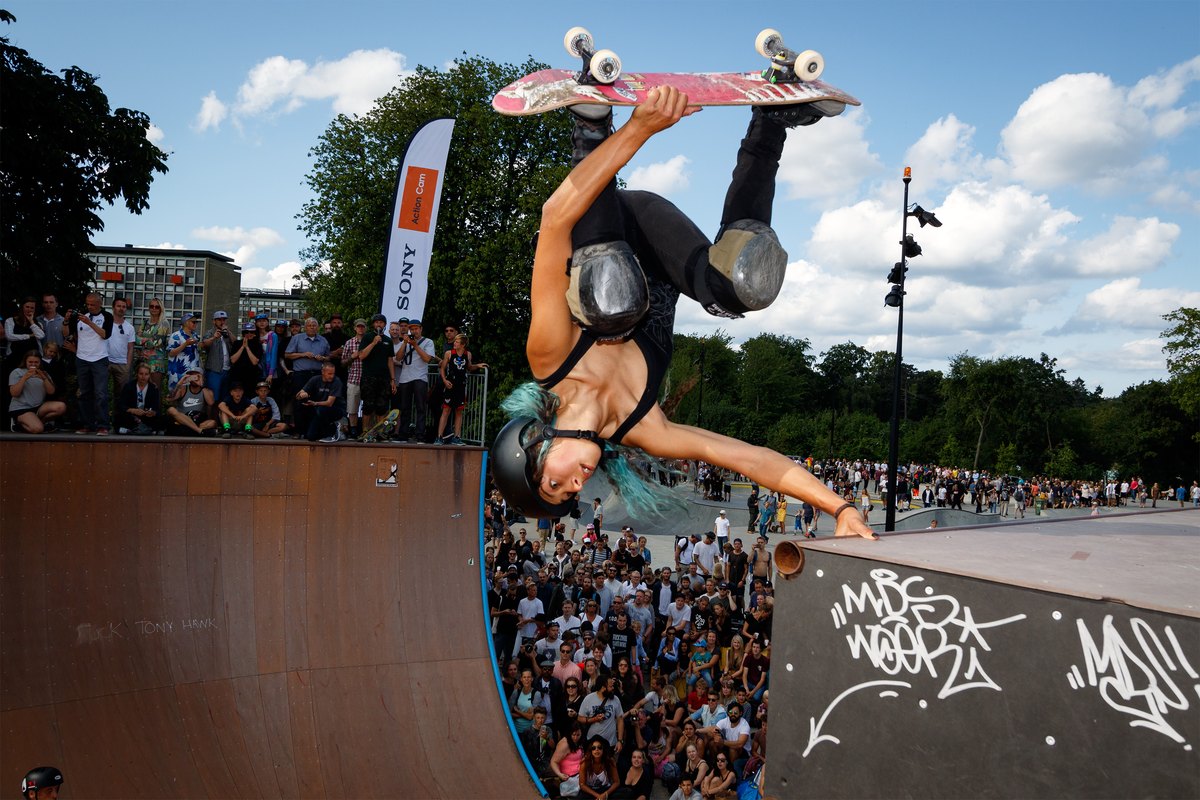 Lizzie Armanto en invert sur la rampe de Fælledparken à Copenhague en 2015, devant la foule