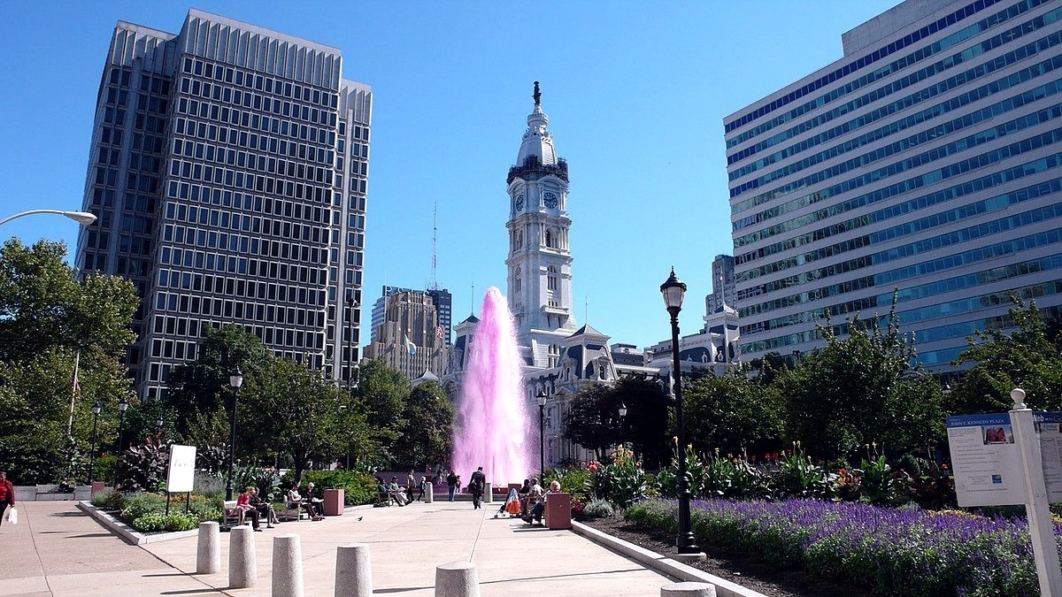 La fontaine de Love Park et le City Hall de Philadelphie en 2006