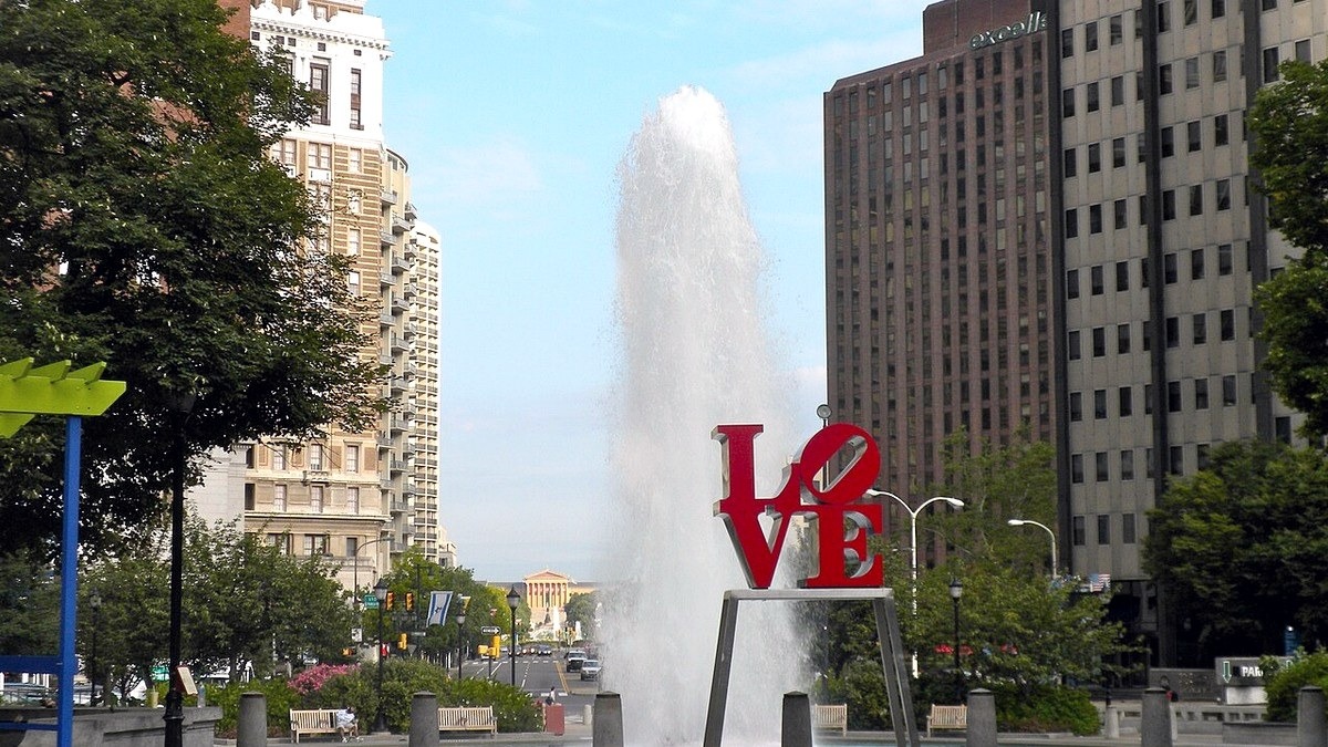 La place de Love Park à Philadelphie, sa fontaine et la sculpture LOVE