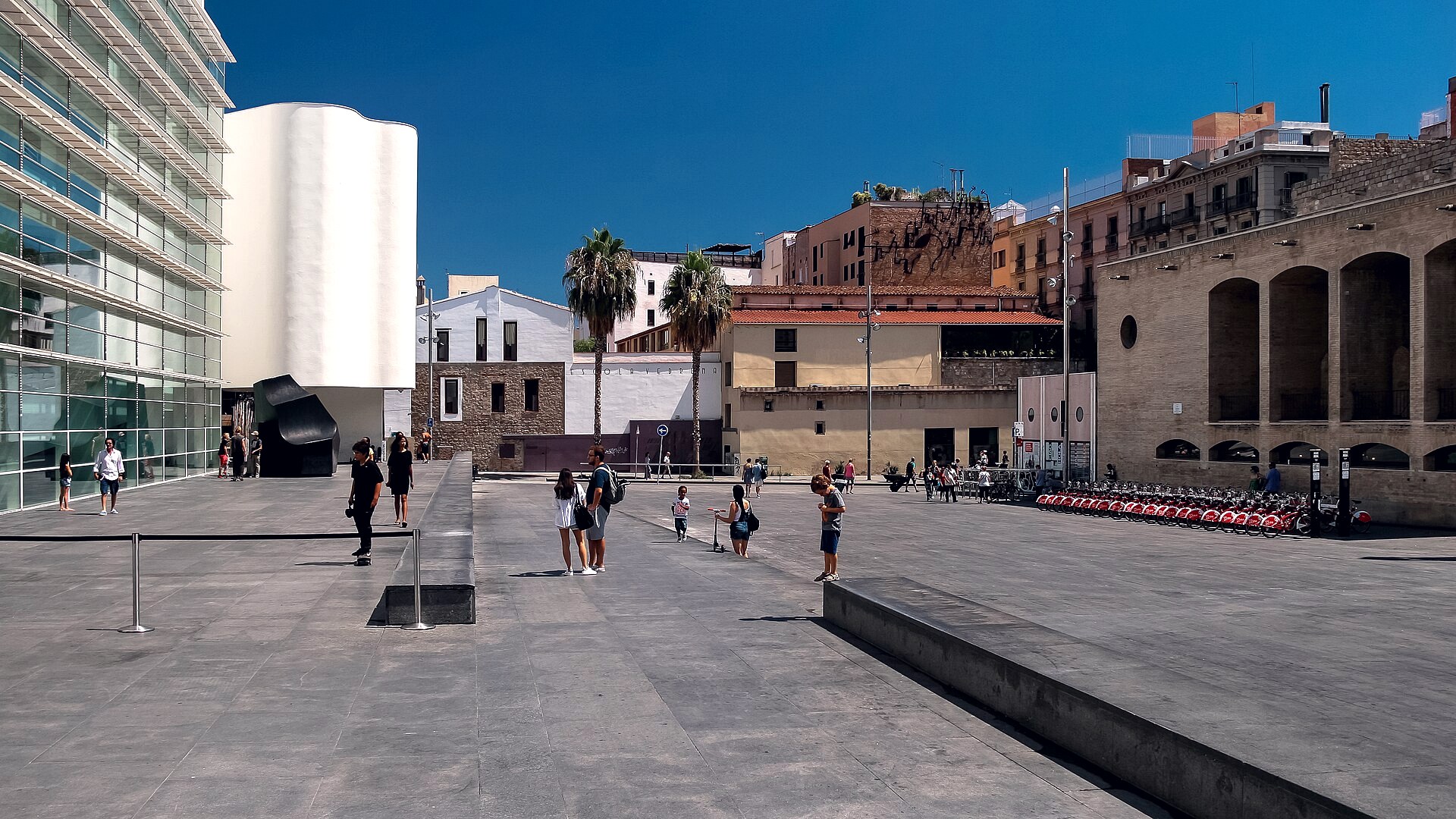 Les blocs en marbre du MACBA sur la Plaça dels Àngels à Barcelone, devant la façade de Richard Meier