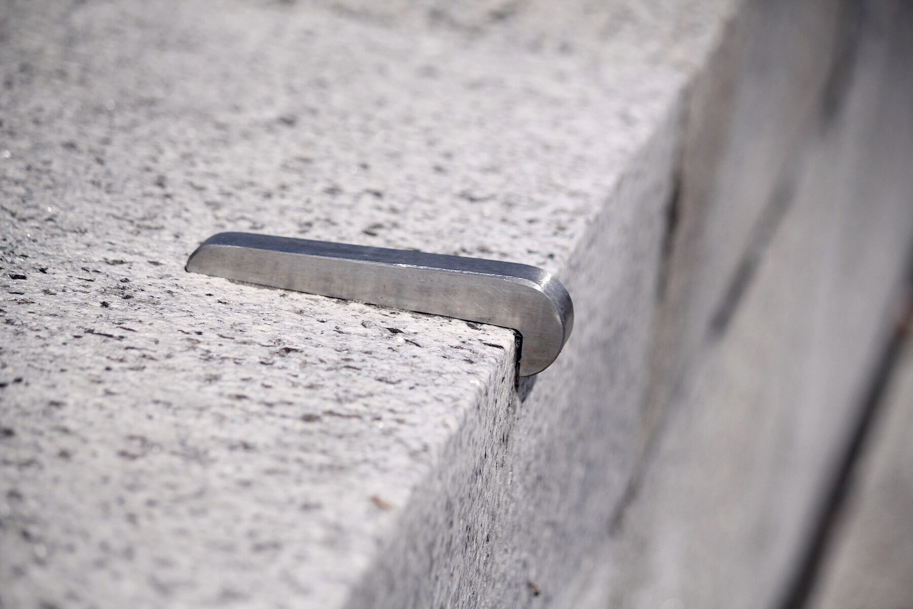 Une des raisons pour lesquelles la France n'y arrive pas : un skatestopper métallique vissé sur l'arête d'un muret pour empêcher de glisser dessus