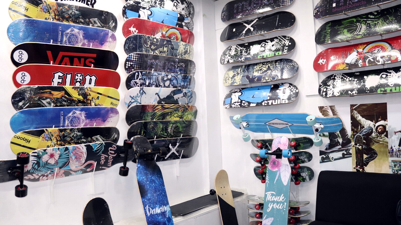 Mur de planches de skate accrochées dans une boutique, stock immobilisé avant la vente