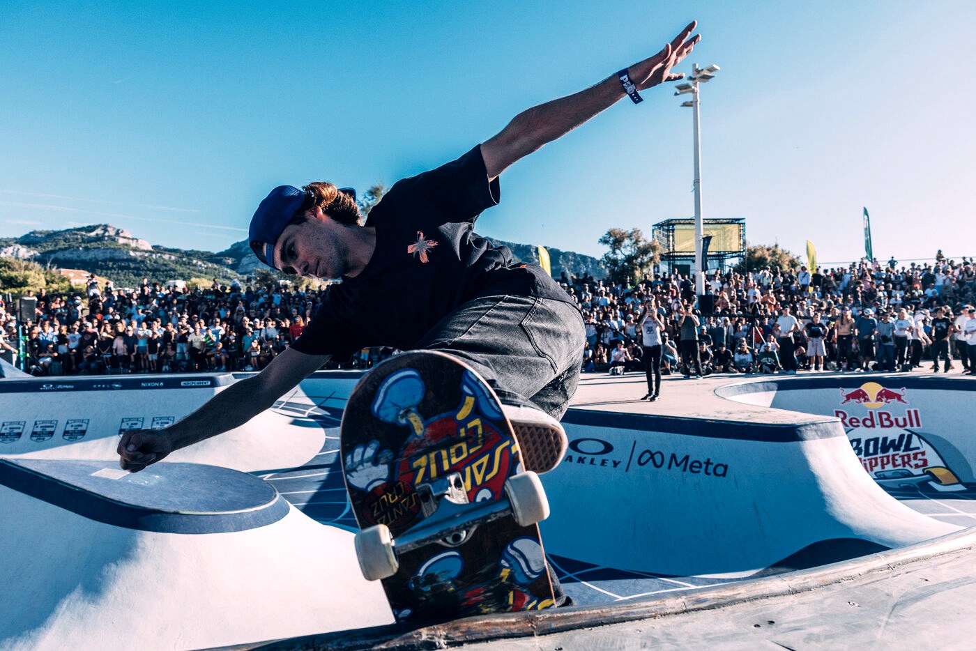 Nathan Matheron en invert dans le bowl du Prado : ce que devient un skatepark français quand la commune l'a conçu avec des skateurs