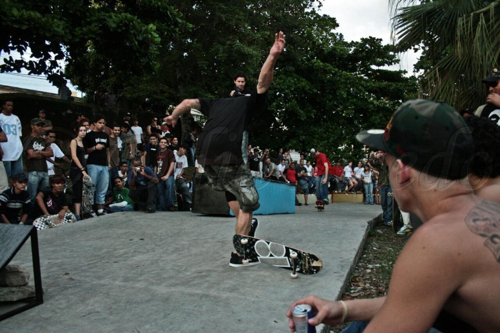 Danny Way en démo de skate devant la foule à Saint-Domingue en 2007