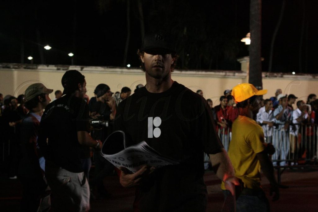 Danny Way en casquette DC, le regard fixe, au milieu de la foule d'une démo en 2007