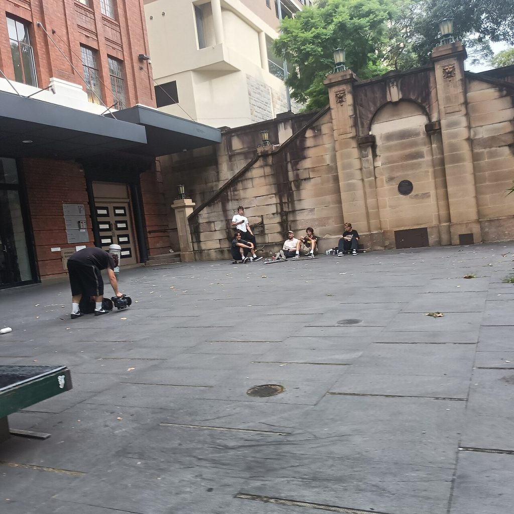 Skateurs assis contre un mur pendant que la camera tourne : on lache une session, jamais un trick