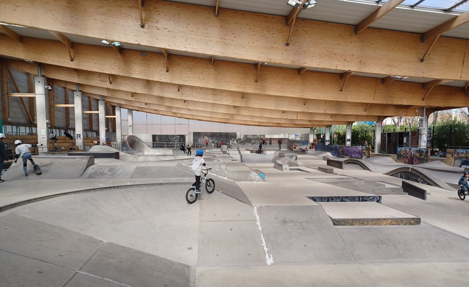 Le skatepark EGP18 sous sa charpente en bois, le seul spot de Paris où personne ne vient te demander de partir