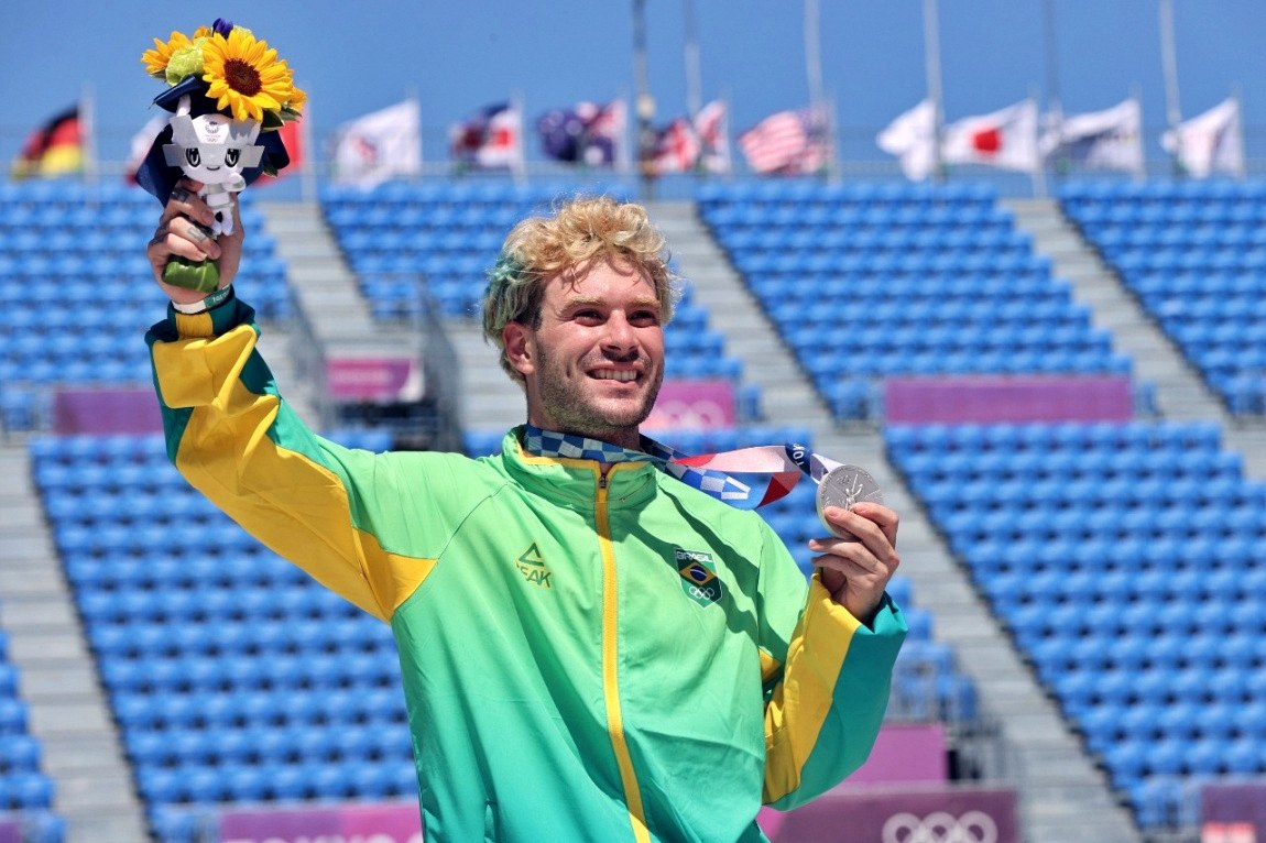 Pedro Barros avec sa médaille d'argent du park aux Jeux de Tokyo, devant des tribunes vides