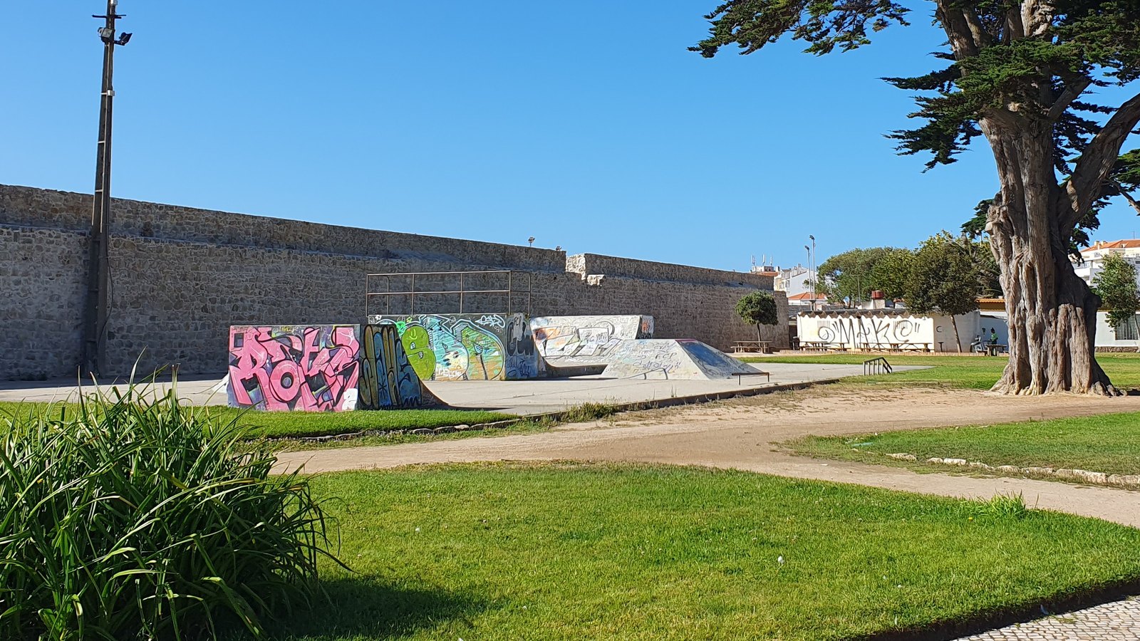 Le skatepark en plein air de Peniche sous les remparts, la ville portugaise qui accueillait le Portugal Rookie Fest 2026
