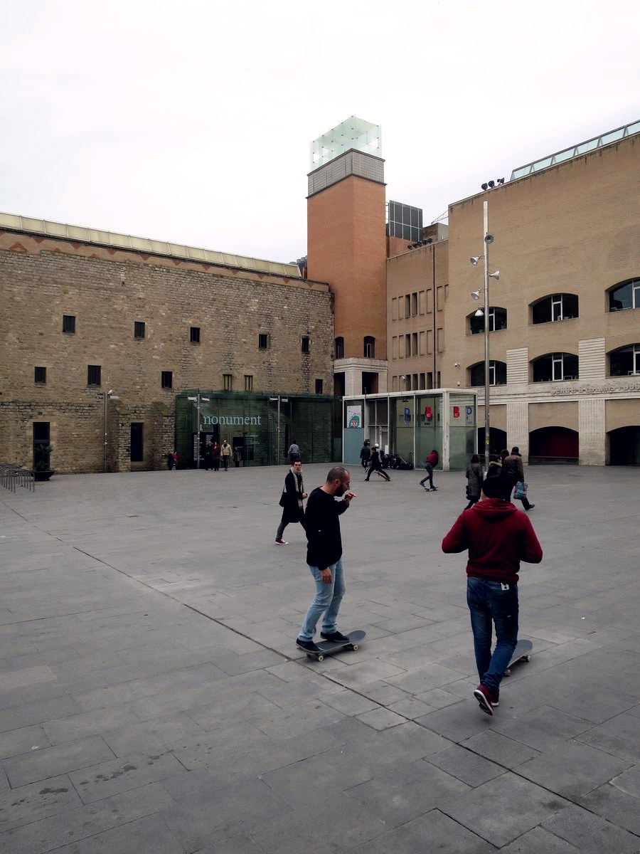 Barcelone, place du MACBA : skateurs sur la dalle, le vivier où Hélas recrute