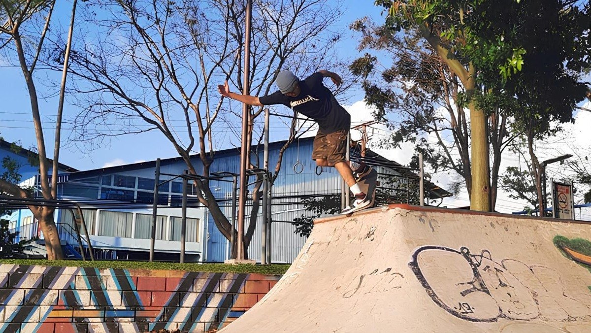 Jeune skateur au sommet d’un bank en béton dans un park public, là où les moins de 16 ans prennent le pouvoir