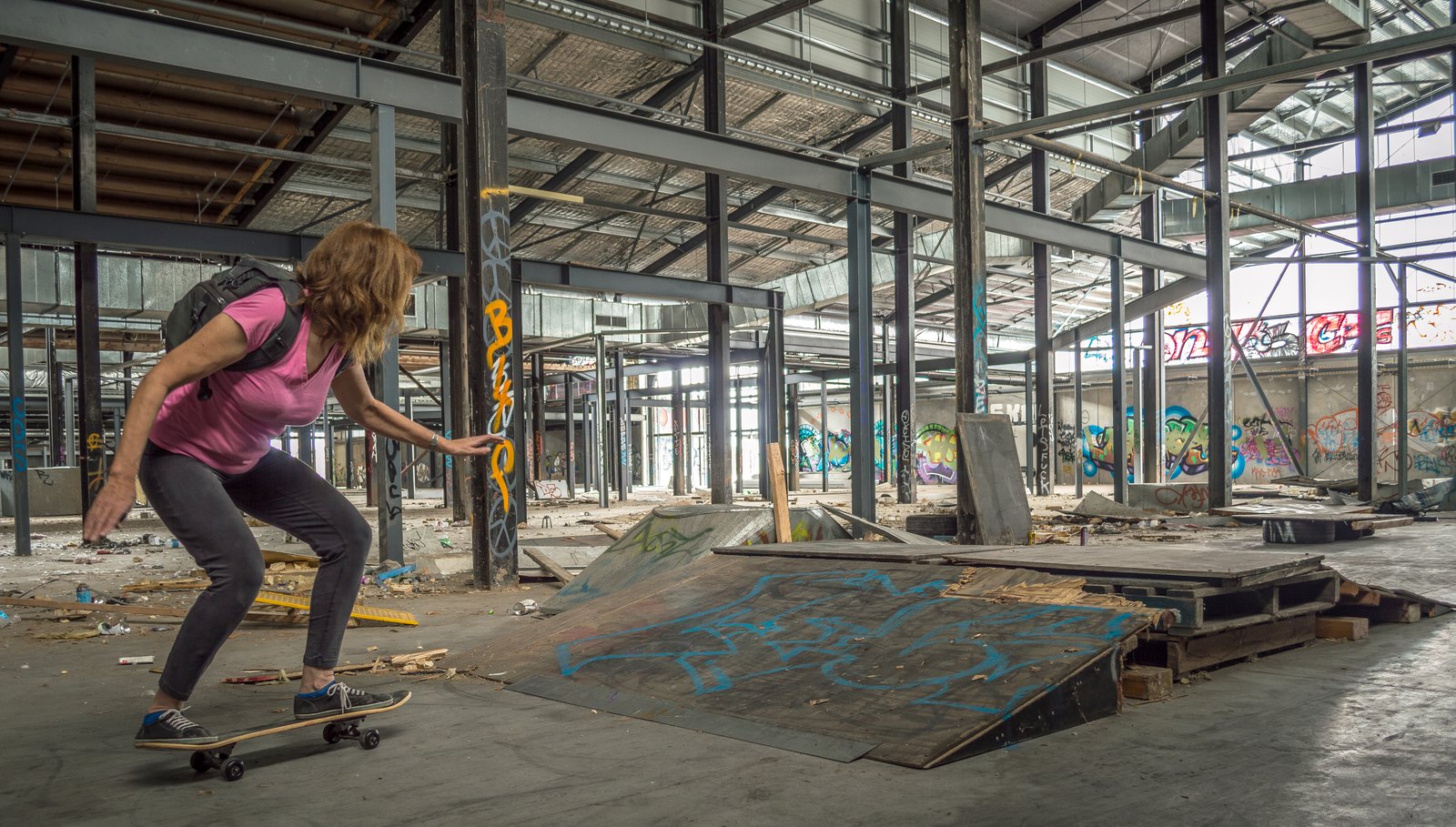 Une skateuse lancée vers un plan incliné : chez les filles, l’ordre des catégories s’inverse sur les podiums du Portugal Rookie Fest 2026