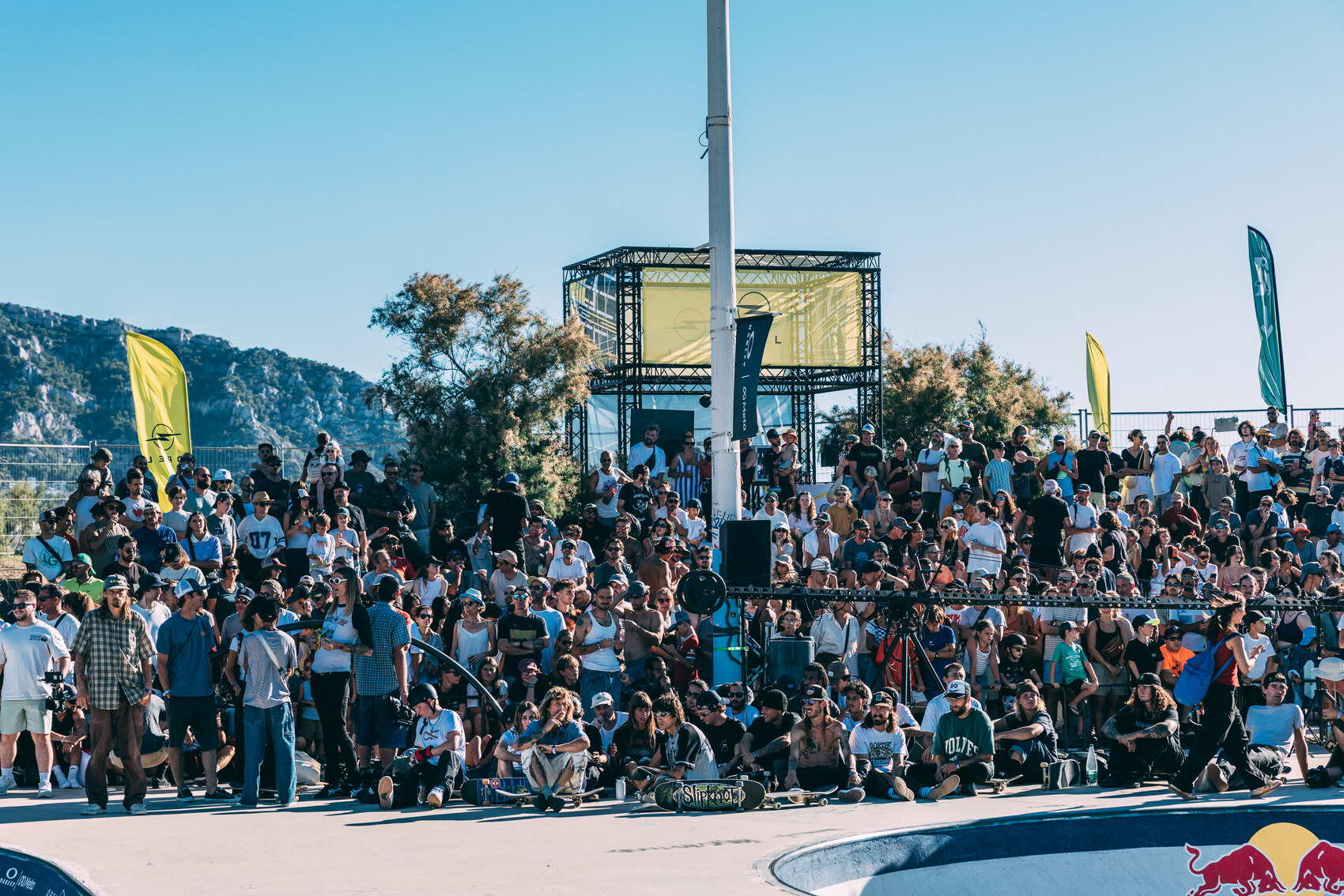 La foule assise au bord du bowl du Prado pendant le Red Bull Bowl Rippers 2026 à Marseille