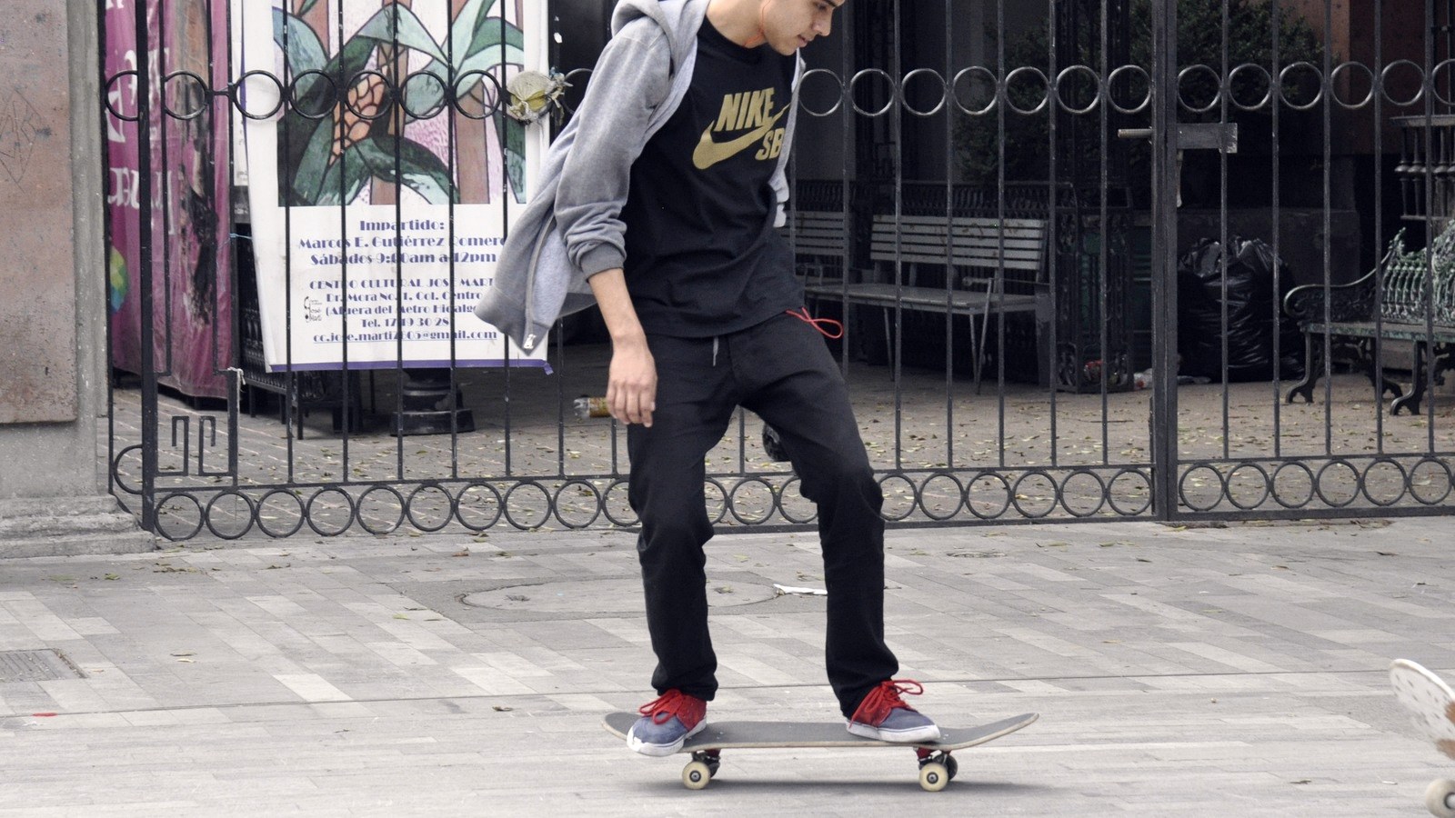 Pieds d'un skateur posés sur la planche, pied arrière en biais sur le tail, pied avant immobile